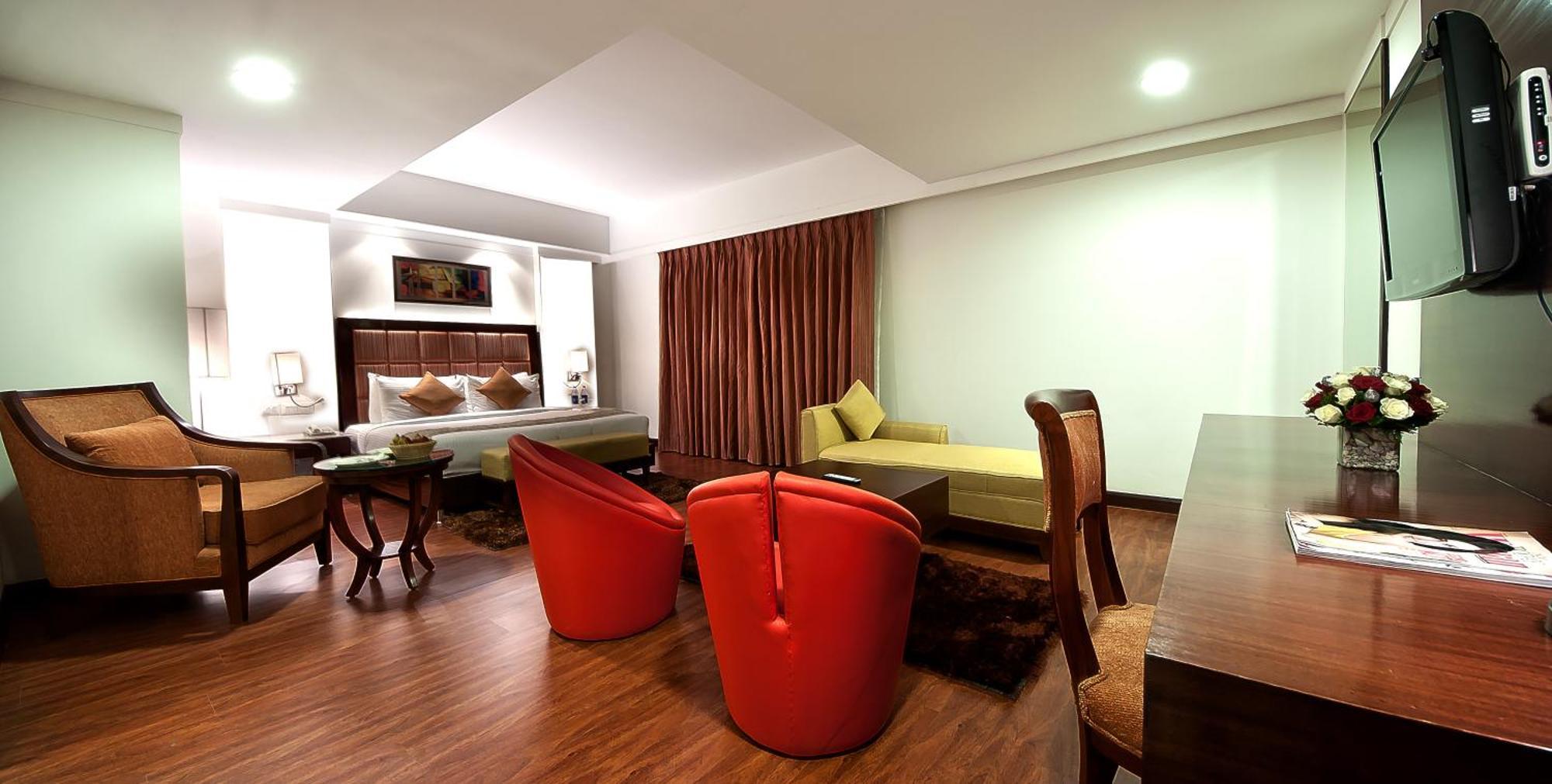 פנצ'קולה The Golden Plaza Hotel מראה חיצוני תמונה