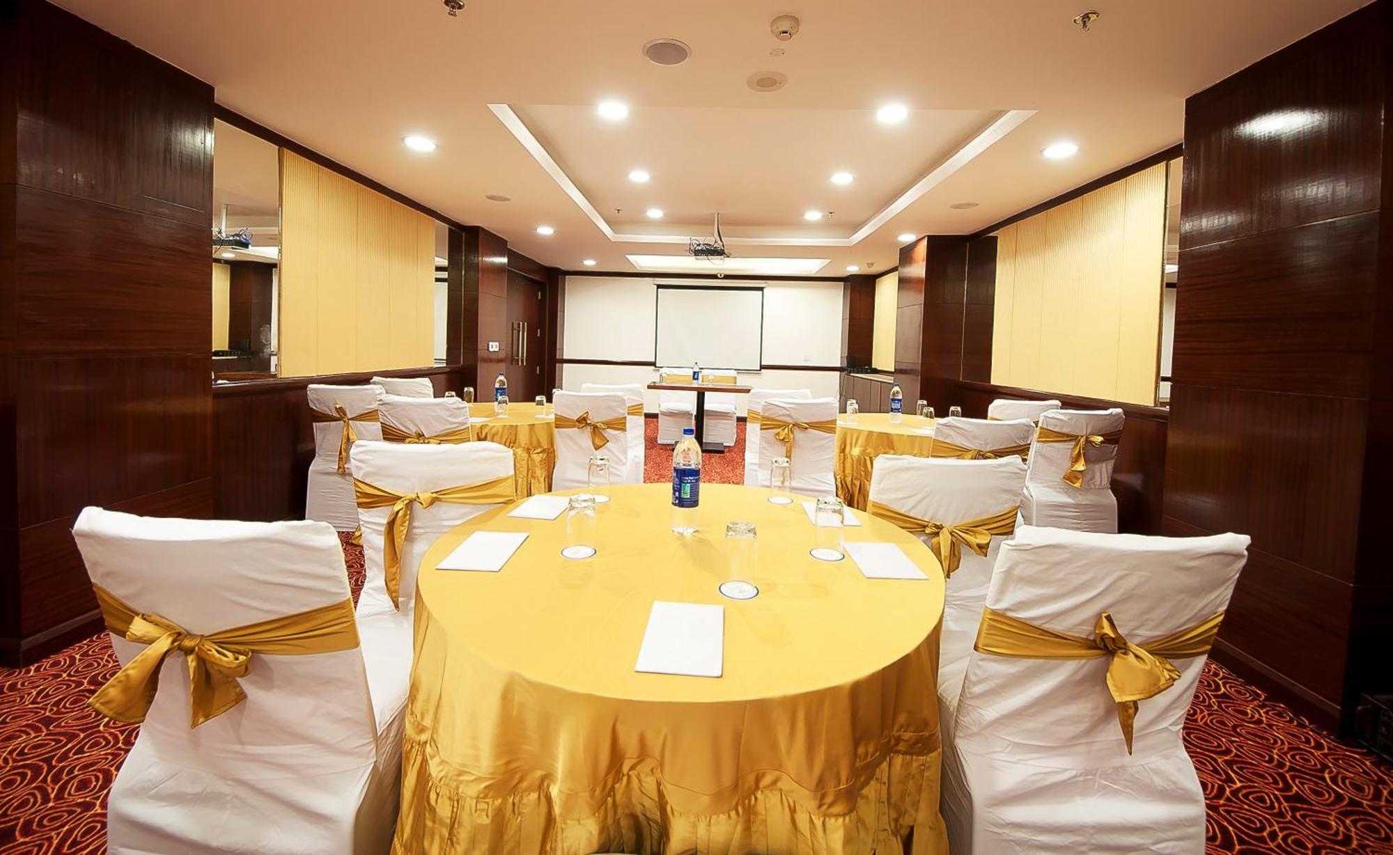 פנצ'קולה The Golden Plaza Hotel מראה חיצוני תמונה