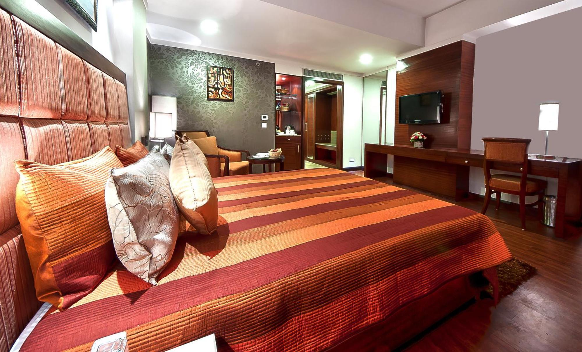 פנצ'קולה The Golden Plaza Hotel מראה חיצוני תמונה