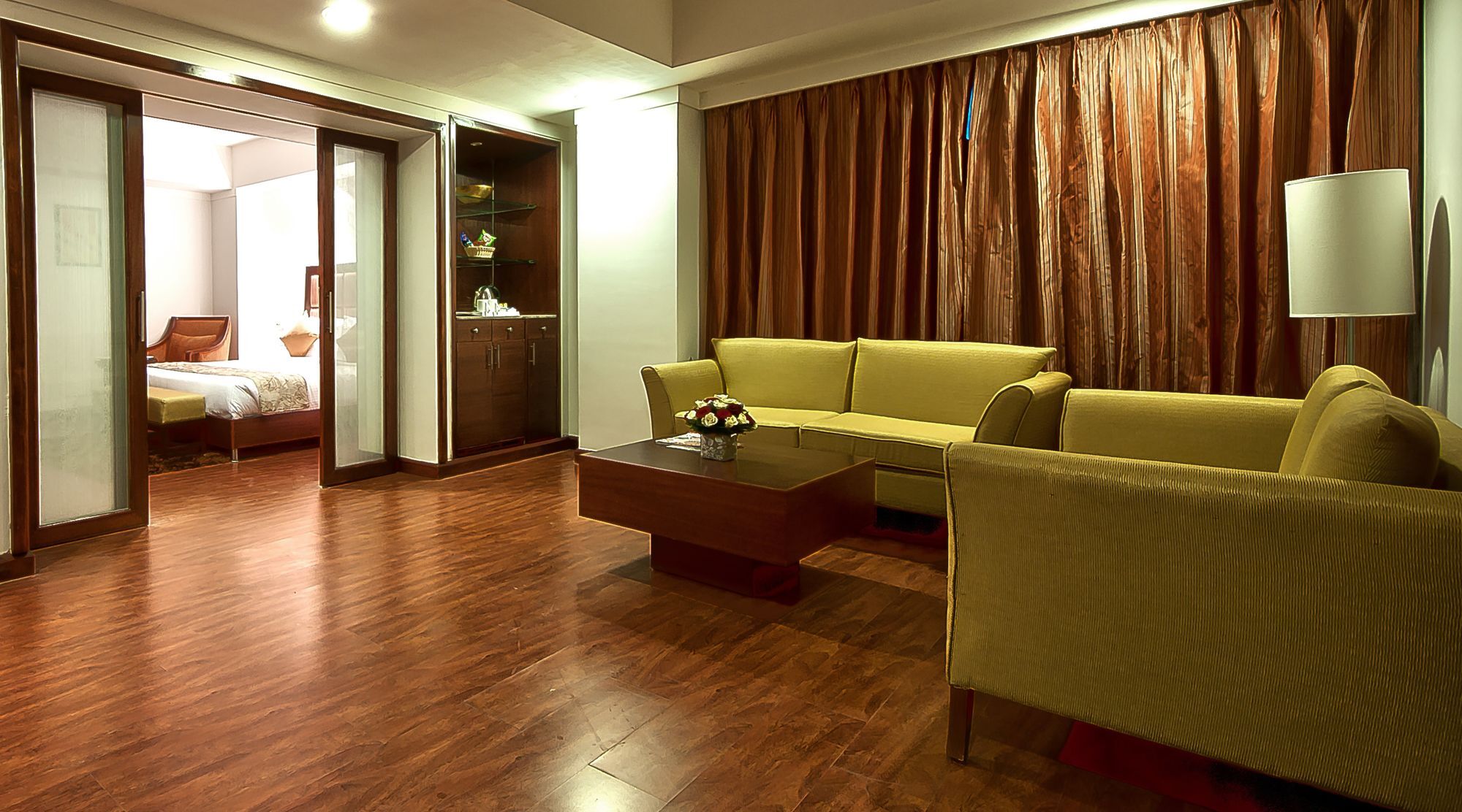פנצ'קולה The Golden Plaza Hotel מראה חיצוני תמונה