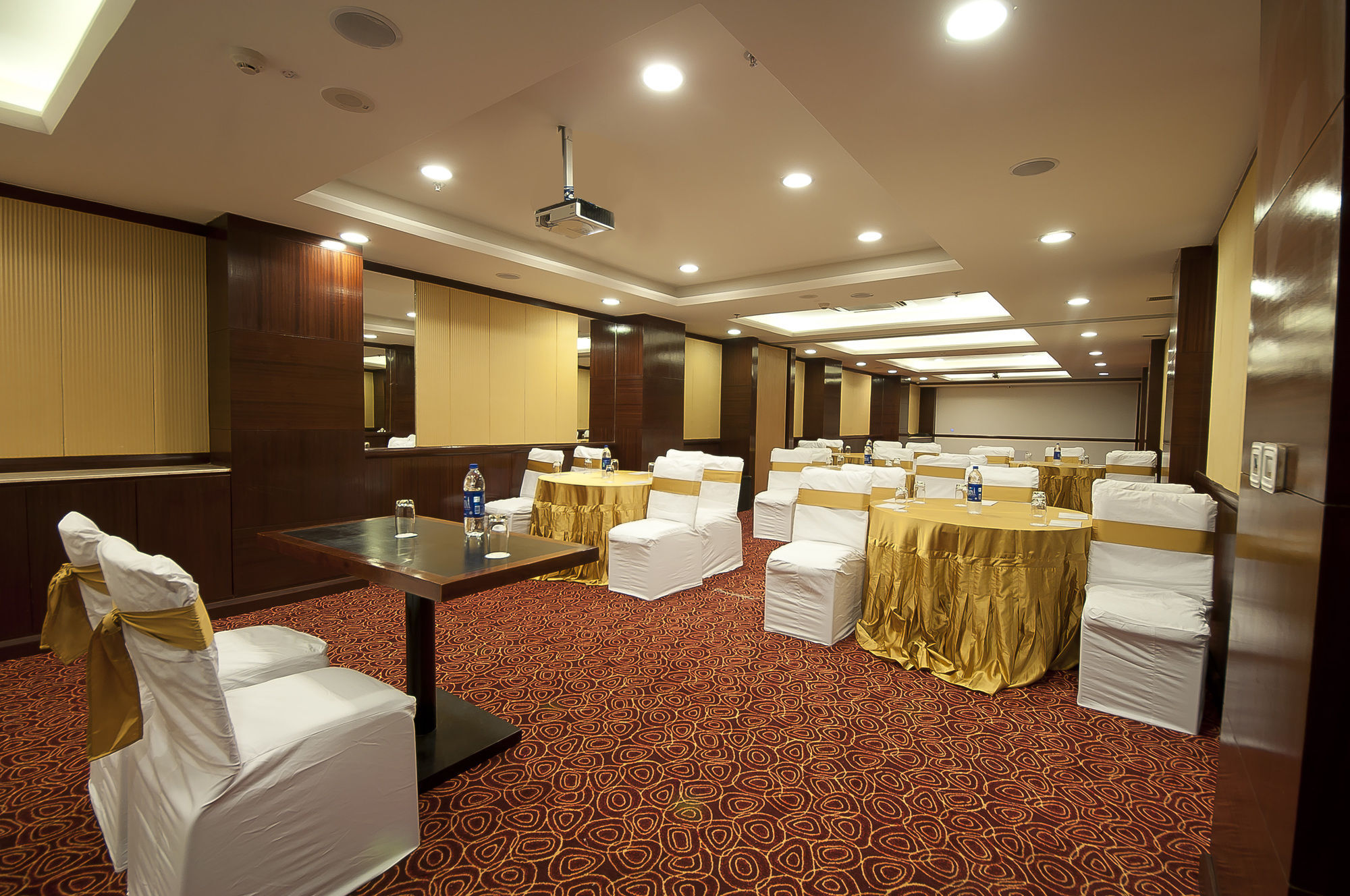 פנצ'קולה The Golden Plaza Hotel מראה חיצוני תמונה