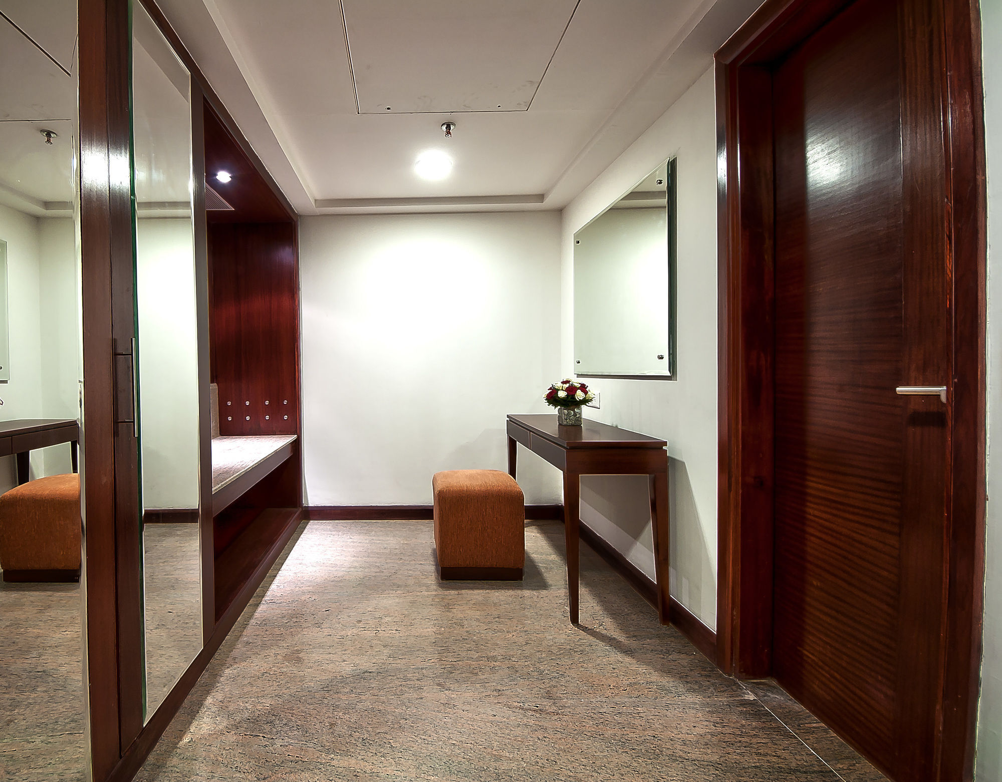 פנצ'קולה The Golden Plaza Hotel מראה חיצוני תמונה