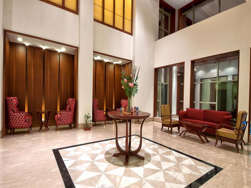פנצ'קולה The Golden Plaza Hotel מראה חיצוני תמונה