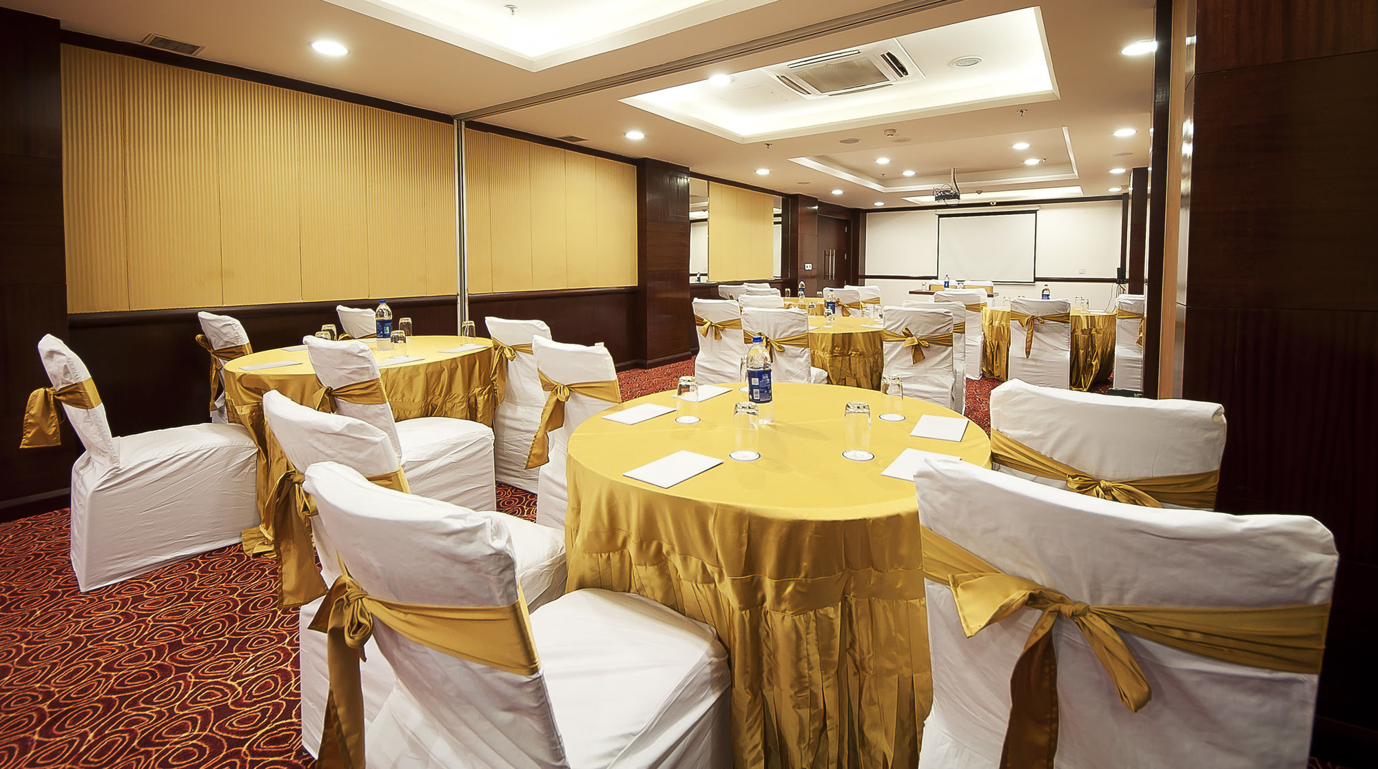 פנצ'קולה The Golden Plaza Hotel מראה חיצוני תמונה