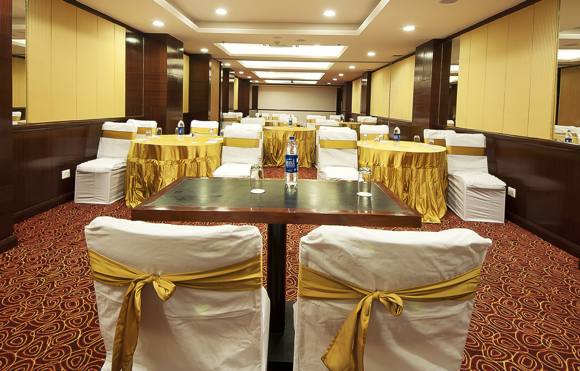 פנצ'קולה The Golden Plaza Hotel מראה חיצוני תמונה